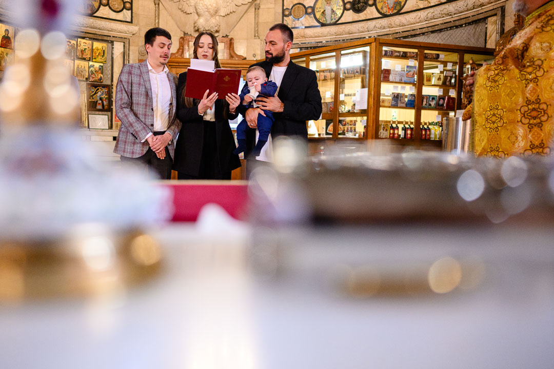 Ghidul complet al nașilor de botez: Cum să fii părinte spiritual fără să intri în panică (Obligații religioase vs. Financiare)